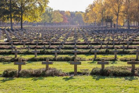 Lommel, die größte Kriegsgräberstätte des Zweiten Weltkrieges in Westeuropa: Hier haben 40.000 junge Soldaten ihre letzte Ruhestätte gefunden, darunter auch Soldaten aus dem Kreis Paderborn   Bildnachweis: Amt für Presse- und Öffentlichkeitsarbeit, Kreis Paderborn, Julian Sprenger